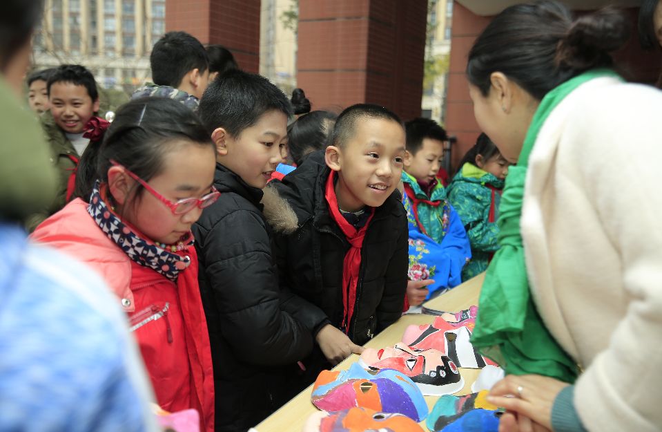 今天，华林小学的孩子们比看到雪还兴奋，原因是？