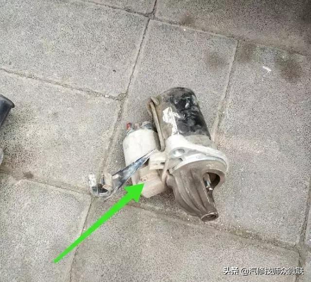 10万公里的比亚迪拧钥匙没反应，满头大汗的车主把车推到修理厂