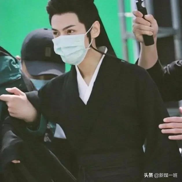 皓衣行被站姐埋伏,皓衣行路透爬楼梯