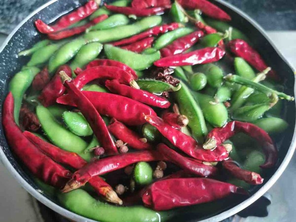 煮毛豆发黄是什么原因,煮毛豆不入味怎么解决