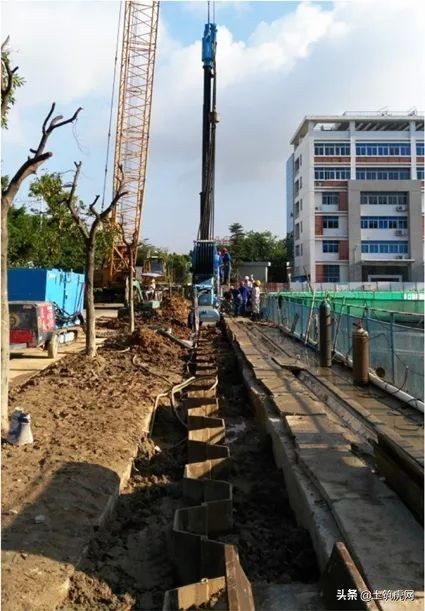 静压钢板桩打桩机入岩,钢板桩截水帷幕