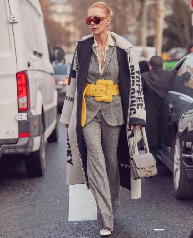 深卡其色大衣冬内搭什么好看,咖色冬大衣配什么颜色内搭