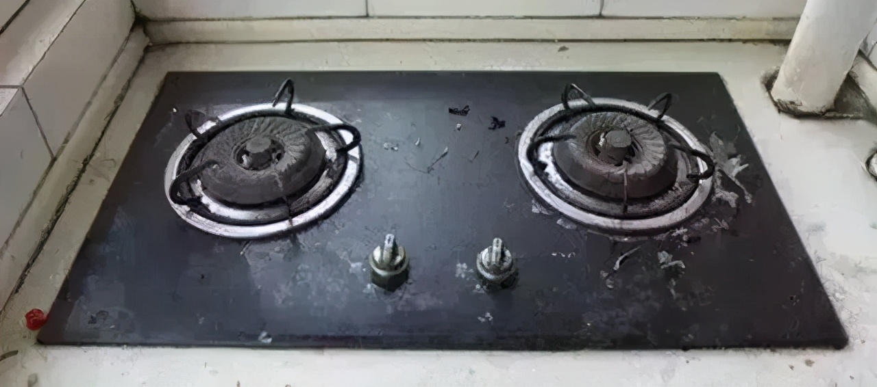 灶台油垢太脏难清洁,灶台油污太重粘一起怎么解决