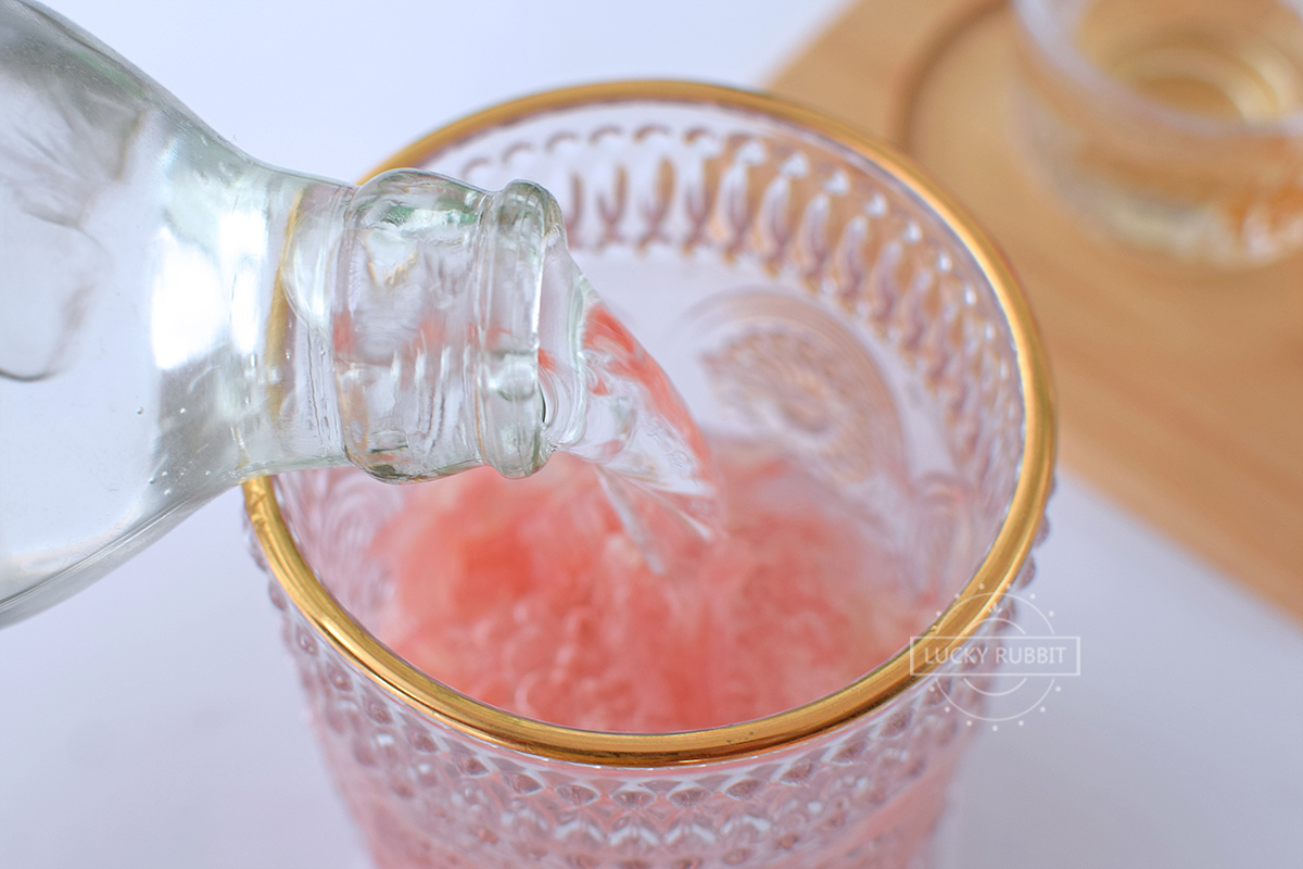 刚到手就拆开的好礼,做一杯少女心饮料,闺蜜看了开车过来喝