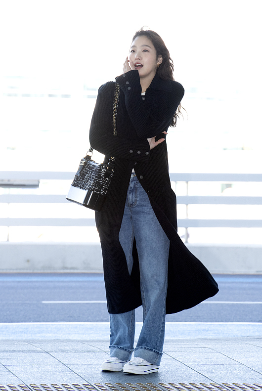 金高银穿搭丝绒裙,韩国美女穿黑丝绸连衣裙