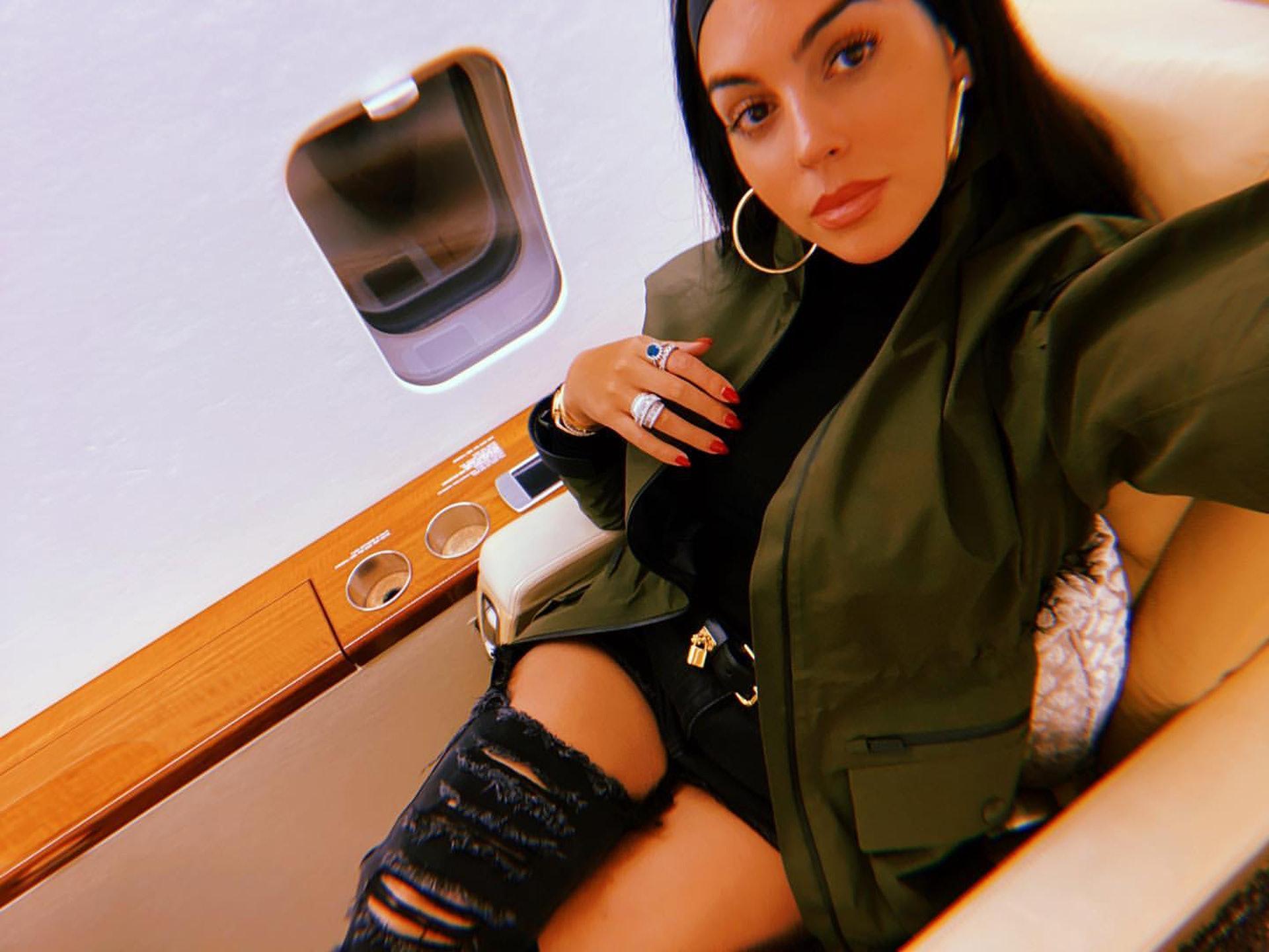 c罗换板寸新发型抢眼,c罗不忘初心