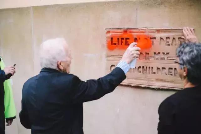 伦敦大混乱！*威示**者“血染”财政部，躺尸唐宁街，这是要上天？