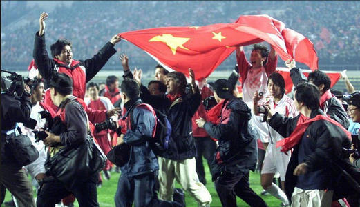 为什么中国足球总踢不好？只知道埋头自嗨，却忘掉了抬头追赶对手