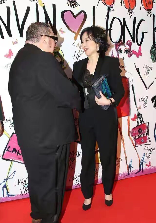 何超琼太飒了！穿西装内搭黑白蕾丝打底衫，手拿蛇纹包大佬范十足