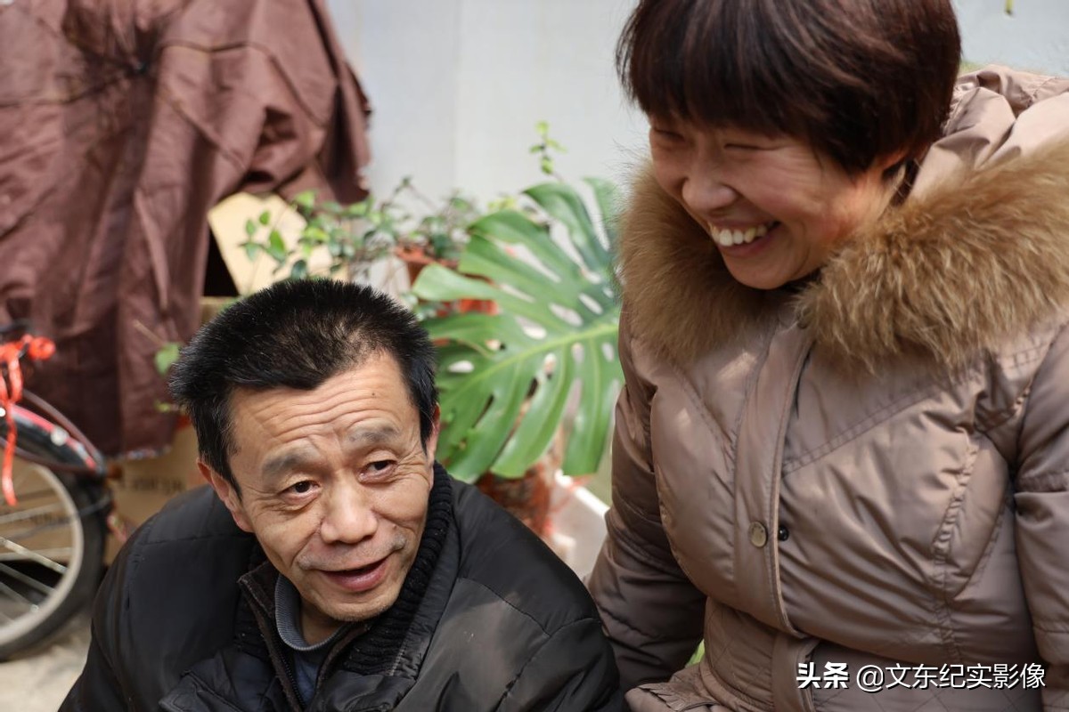 安徽6旬残疾老汉的“完美爱情”，小14岁良妻：他颠覆了我的三观