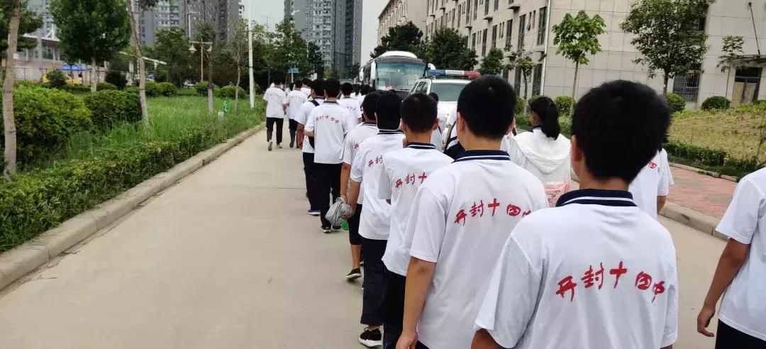 开封市第十四中学：燃情球场无惧风雨，文明观赛以礼为先