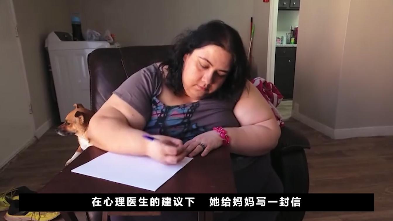 562斤妻子嫁给608斤丈夫，一天吃12顿，2年胖了180斤