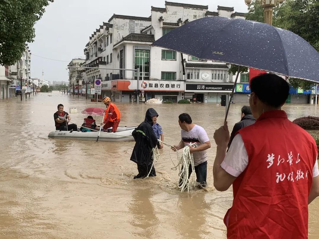 寒夜中有你们逆风而行的身影,逆风而行风雨中的身影