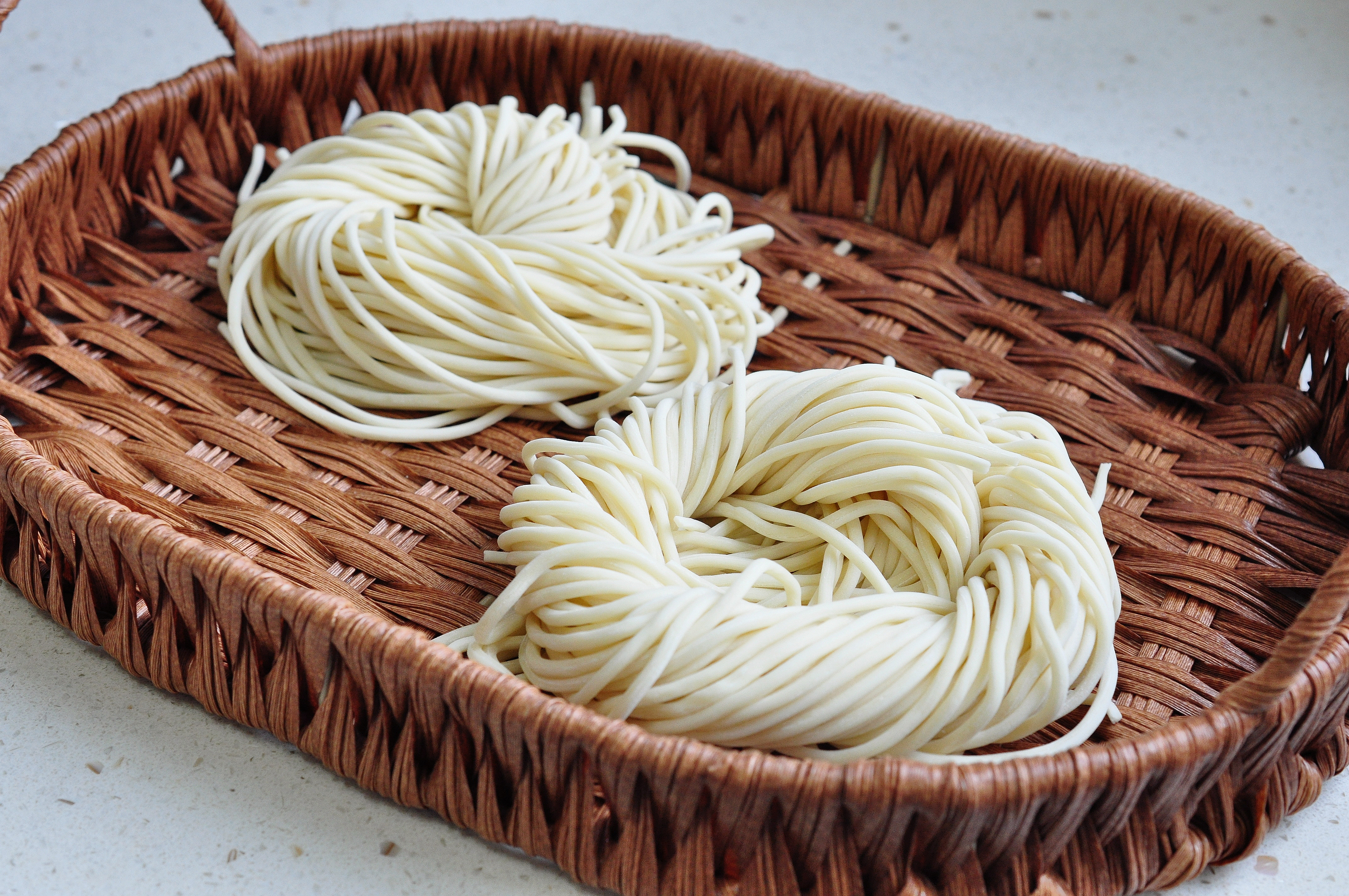 煮面条开水下锅还是冷水下锅,煮面条应该开水下锅还是冷水下锅