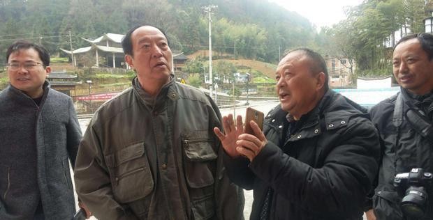 冯巩搭档牛群：被质疑贪污，64岁节目中晕倒，这些年他有多惨？