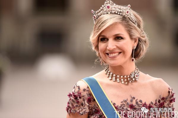 盘点英国女王戴过的王冠,英国女王和凯特戴同样的珠宝