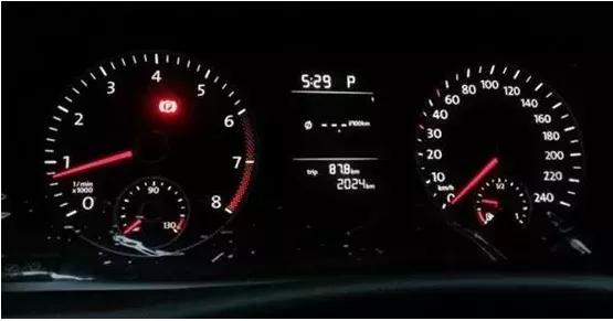 油表加满油指针下不来怎么回事,加油时油表指针不动怎么回事