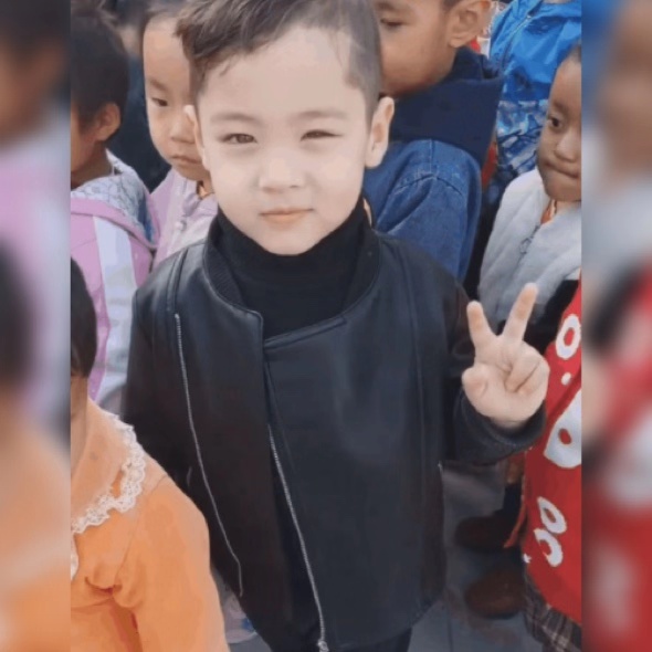 帅气的小学生校草,班级高颜值小男孩走红网络