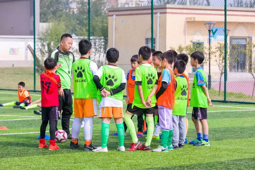做最好的自己足球运动员,做专业的足球青训