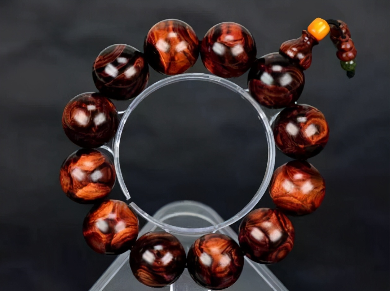 柏木手串盘玩用不用手套,沉香手串要盘玩多久可以包浆