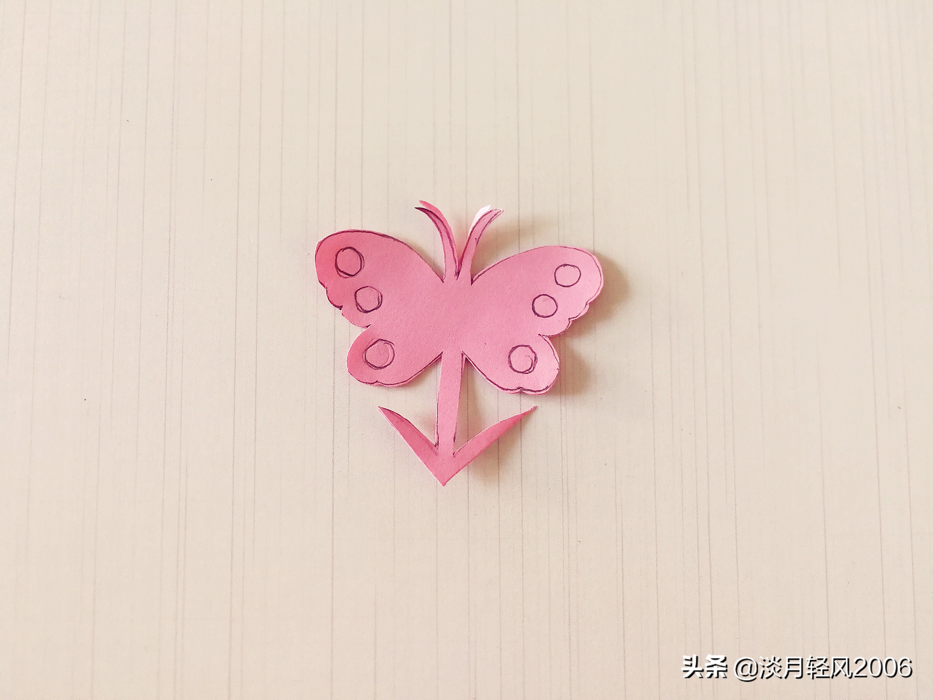 用正方形彩纸折一个蝴蝶会动的,怎样用正方形的卡纸折一个蝴蝶