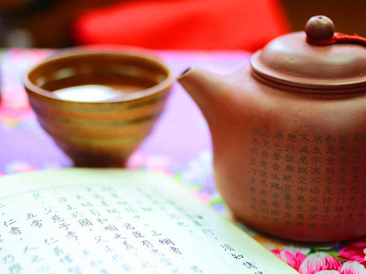 读书品茶香听雨悟人生,闲时看看书品茶是人生最大的享受