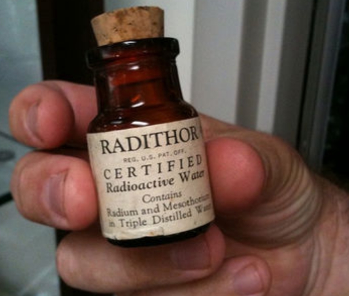 吃一口核废料会怎样？外国富豪把镭当补药，连喝1400瓶含镭药水