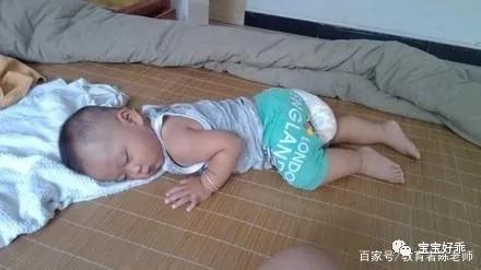0-3个月婴儿怎么趴怎么翻过来,宝宝趴睡要帮他左右换头吗
