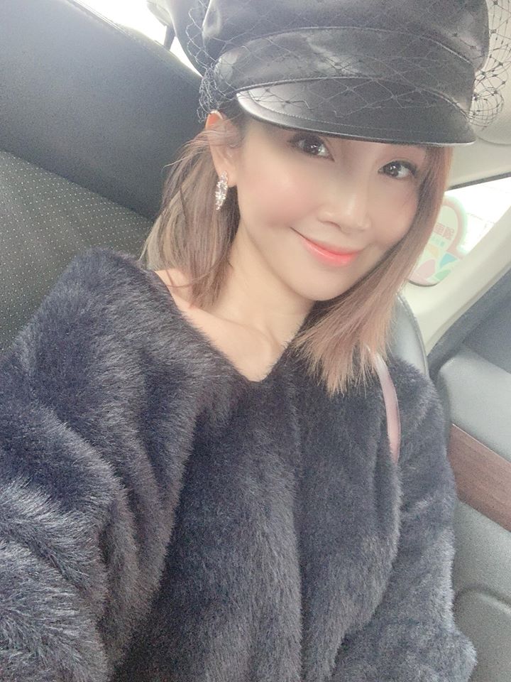 37岁女星卖假货骗钱！制作粗糙贴上logo就敢卖，一个发卡要45元