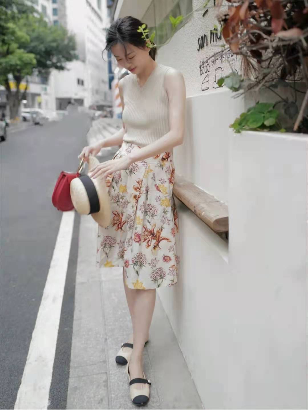 夏天长款半身裙,雾霾蓝长款半身裙子搭配什么上衣