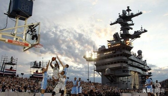 美军不务正业,奥巴马航空母舰上打篮球