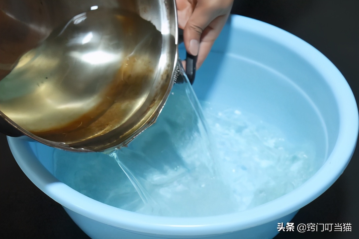 一招拯救发黄的衣服,浅色衣服恢复鲜亮的方法