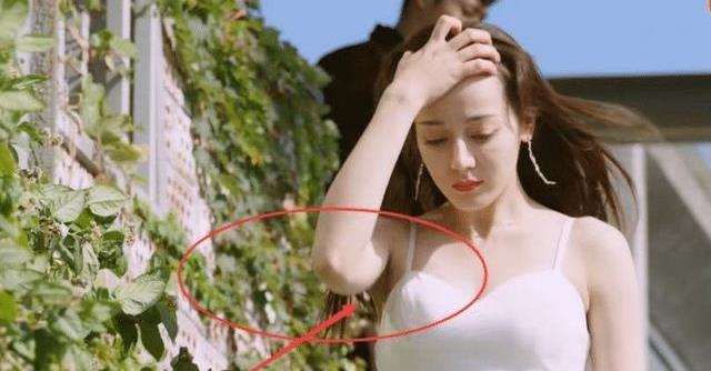 迪丽热巴整理头发,迪丽热巴毛发