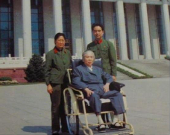 79年，*子珍贺**坐车路过*安门天**，看到毛主席挂像时直起身：开得慢点