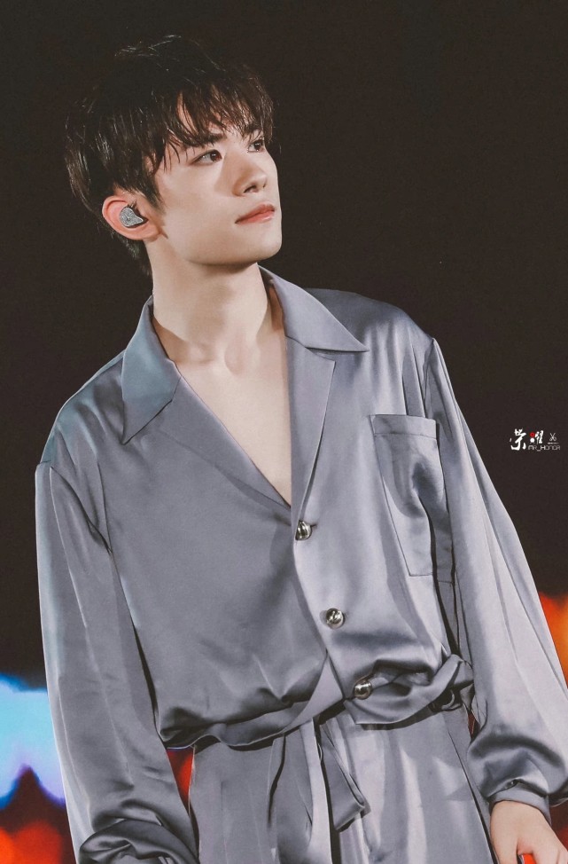 易烊千玺理寸头的图片,易烊千玺理光头电影