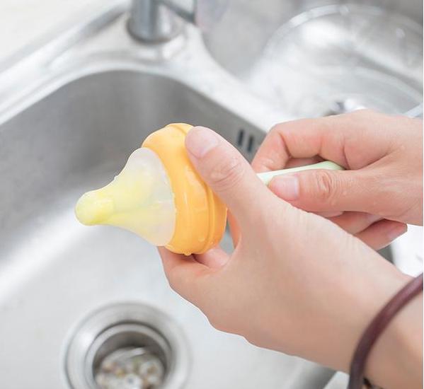 奶瓶用自来水清洗能直接用吗,给宝宝洗奶瓶用什么清洁剂