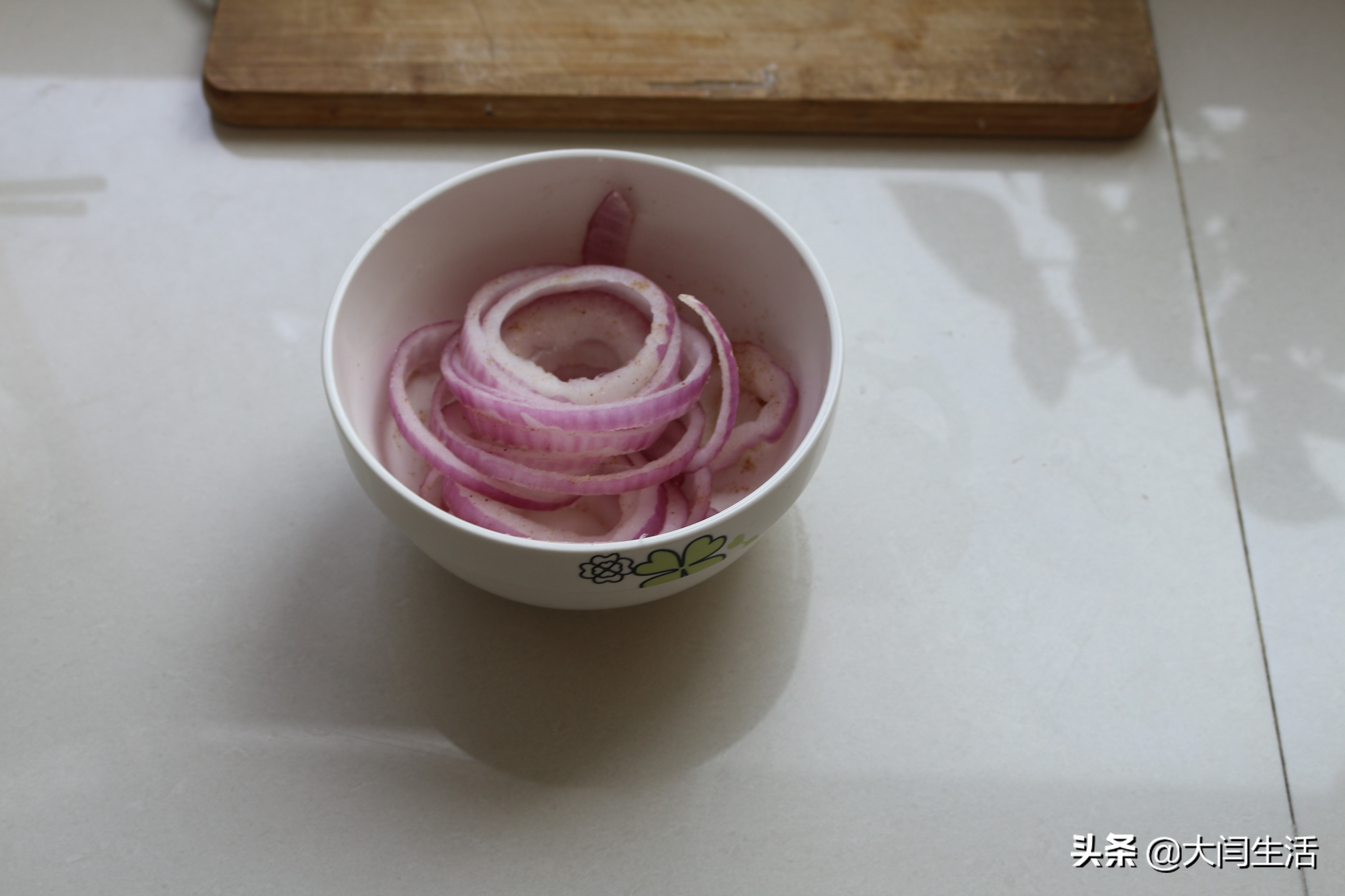 洋葱圈撒孜然还是蘸着番茄酱吃,炸洋葱圈热油还是凉油