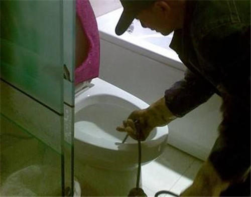 马桶堵了但还缓慢下水能用开水吗,用开水冲马桶能疏通管道吗