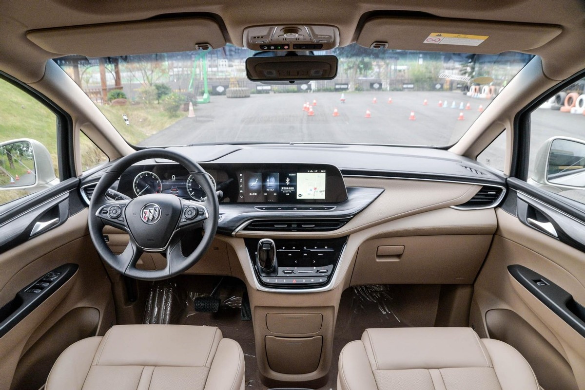 试驾别克gl8视频,别克gl8新款实际驾驶感受