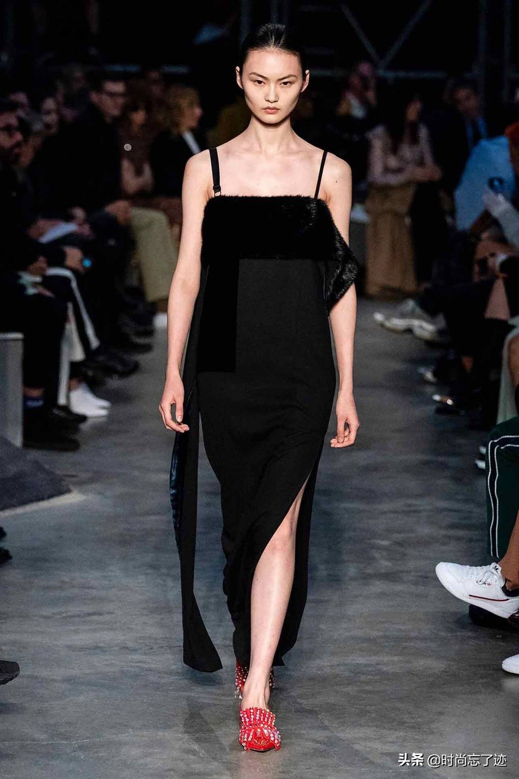 今年为什么流行红鞋,中国红鞋好看吗