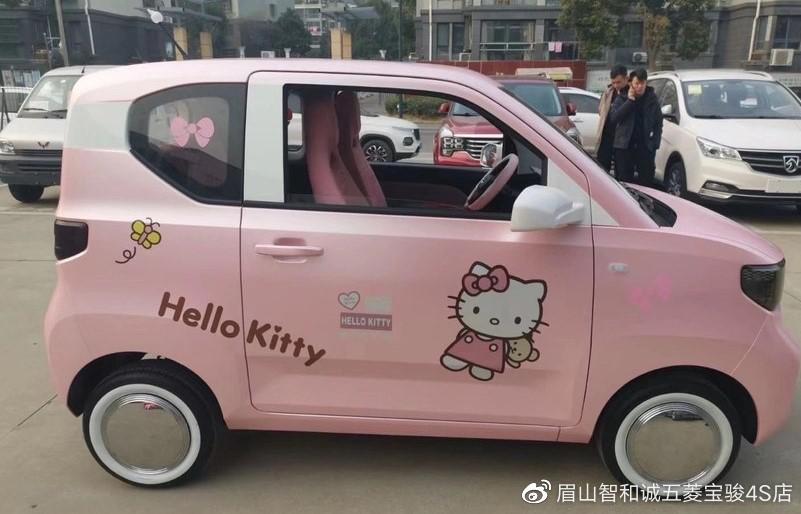 五菱宏光mini走街头,五菱宏光minievgameboy版试驾