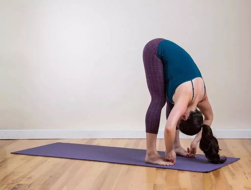 练习前屈屁股酸咋回事,站立前屈屁股疼还能练吗