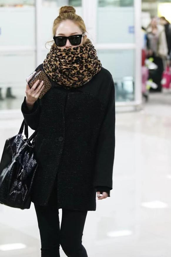 江疏影的衣服和围巾搭配好精致,江疏影穿什么颜色围巾好看