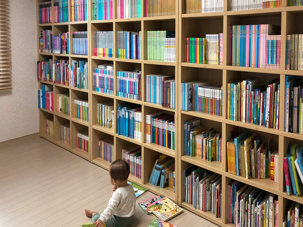 适合一家四口的书房式客厅 (五口之家客厅书房一体设计)