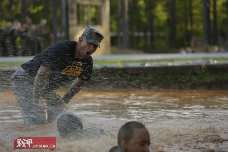鎴樼敳杞伴福灏忚,鎴樼敳杞伴福璀﹀姟瀹炴垬瑙嗛