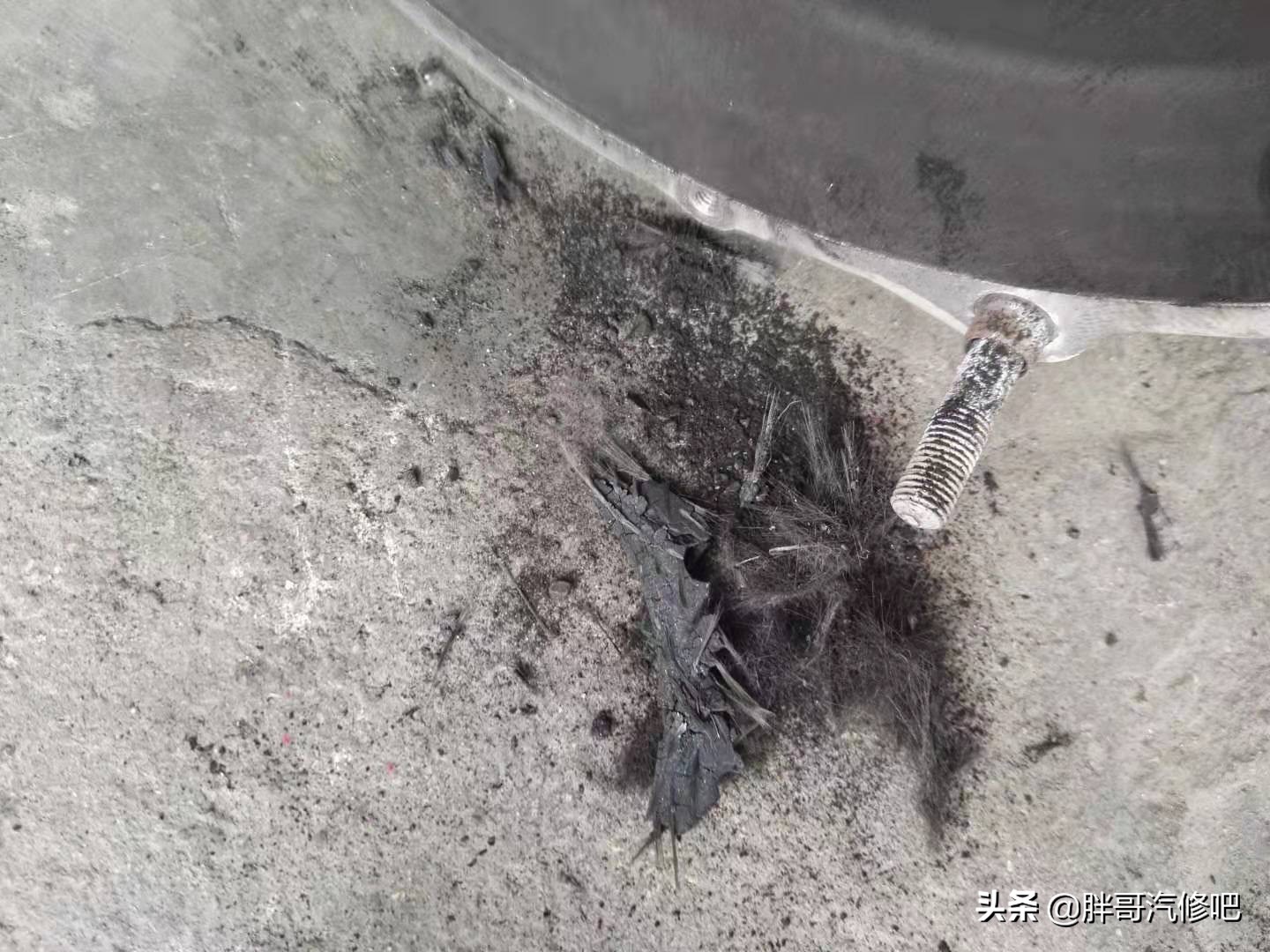 五菱之光挂档不走,胖哥以为换挡拉线脱落,原来是摩擦片报废了