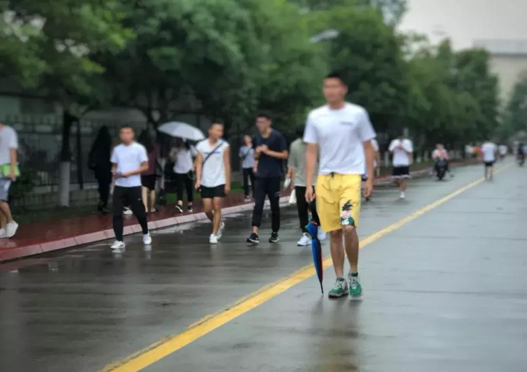 成体，一所靠“抓小偷”牢牢锁死热搜的学校