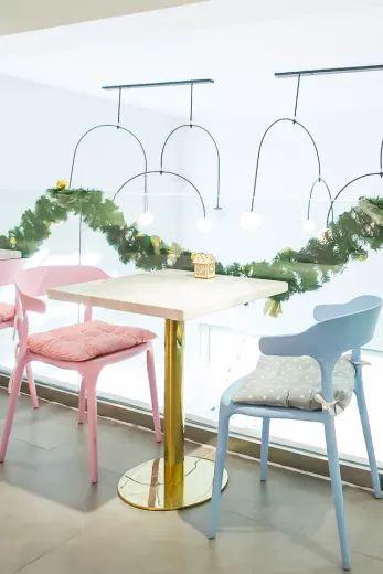 双色的双层小店，晚上有满天星星，呆足一天也不够