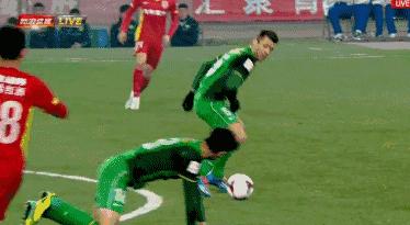 来开心一下,国足让人喷饭的爆笑gif