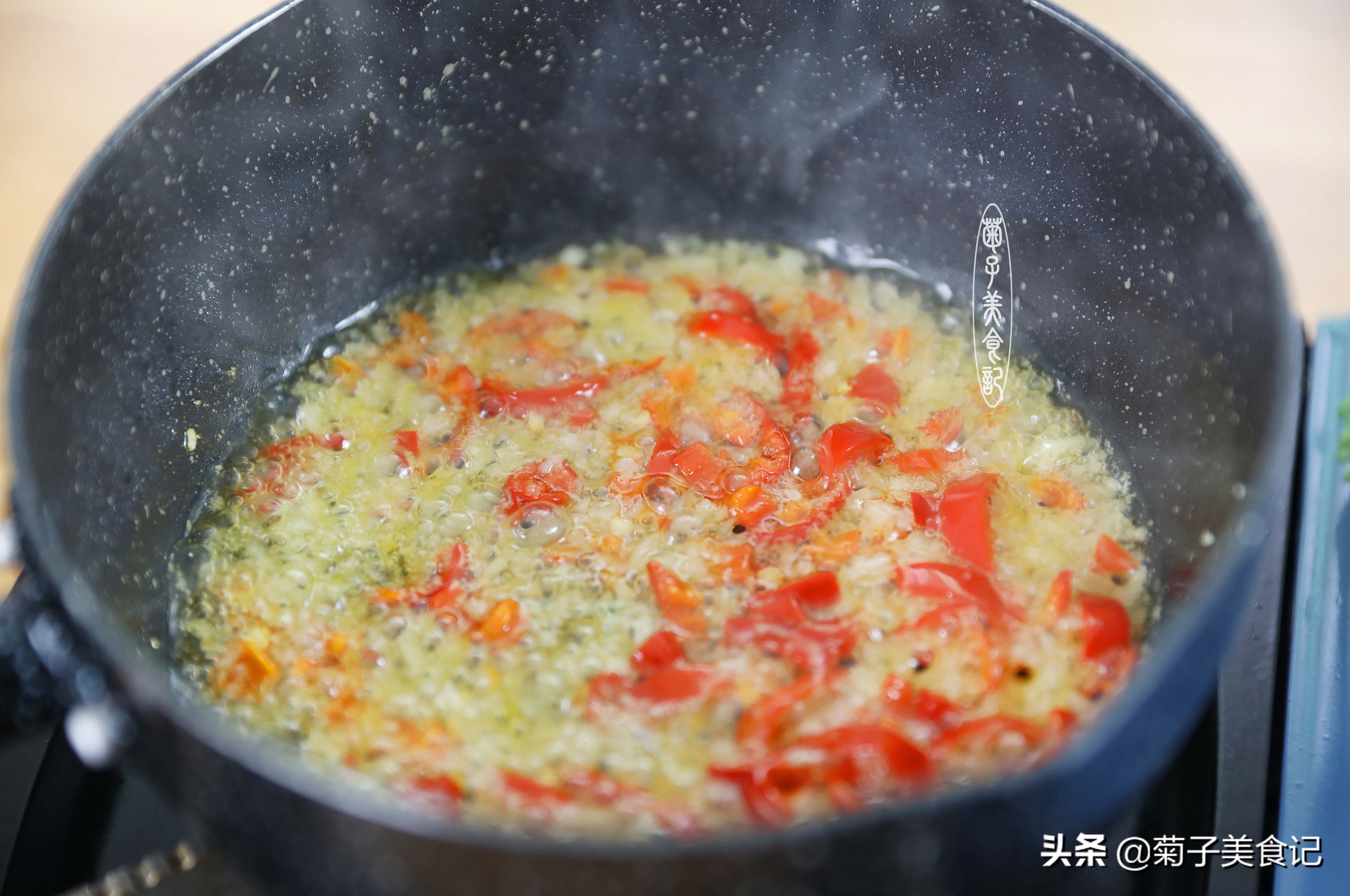 这道爽口凉拌菜简单开胃全家都爱,一道凉拌菜吃起来非常的鲜嫩可口